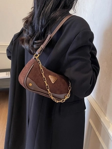 Sac demi-lune en daim marron avec chaîne dorée et logo en métal pour femme chic