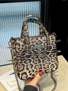 Petit Sac Carré Imprimé Léopard Punk Gothique pour Femmes en Cuir PU Rivet Pendentif Croix Sac à Main Sac à Bandoulière Chaîne