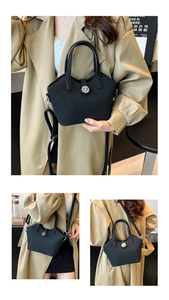 Viste dettagliate di una borsa a secchiello trapezoidale nera con chiusura a scatto argento