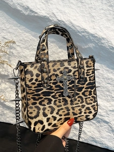 Sac bandoulière léopard de style gothique avec clous métalliques et détail croix