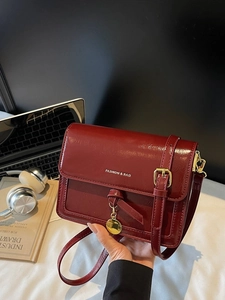 Petit Sac Carré en Cuir PU Brillant pour Femmes Avec Bandoulière en Chaîne et Imprimé Lettres Sac à Épaule Quotidien