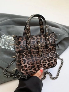 Sac à bandoulière léopard avec pointes métalliques punk et pendentif croix rétro