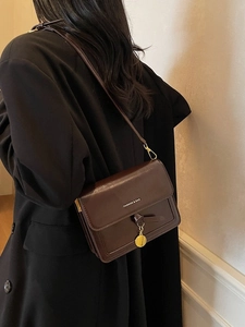 Sac bandoulière marron en cuir avec pendentif doré et inscription blanche Fashion & Bag