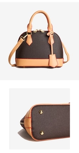 Détails du sac à main marron montrant le cuir à motif litchi et les pieds en métal doré