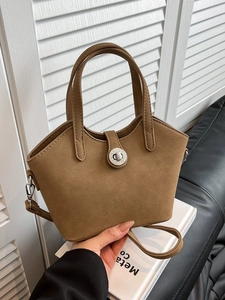 Secchiello vintage marrone con trama litchi, chiusura in metallo e tracolla regolabile