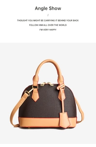 Gros plan sur un sac à main en forme de coquille avec texture grainée et pieds en métal