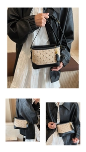 Détail du sac beige matelassé avec strass, bordure en cuir noir et gland décoratif
