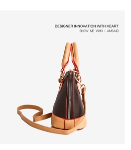 Détail latéral du sac à main marron texturé avec bordure rouge et bandoulière