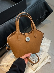 Borsa a mano vintage marrone in ecopelle con fibbia argento e tracolla