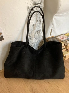 Grote retro zwarte suède draagtas met matte afwerking voor dames schoudergebruik mode