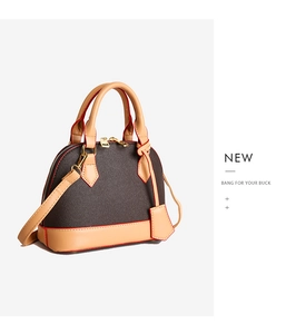 Détail d'un sac à main rétro avec texture grainée marron et bords peints en rouge