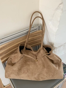 Grote retro tote tas van bruin suède met dubbele schouderbanden en gouden gesp