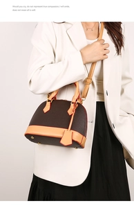 Vue détaillée du sac en cuir marron foncé avec finitions claires et garnitures dorées