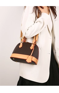 Sac à main classique en forme de coquille avec texture marron et bordure crème