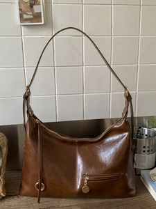 Vintage dark brown large hobo tote bag in oily faux leather with decorative zipper detail