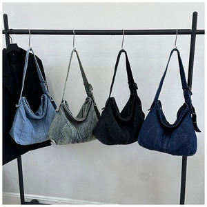 Collectie oversized gewassen denim crossbody tassen in vier retro kleuren met verstelbare riem