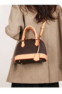 Vue détaillée d'un sac à main vintage avec texture grainée marron et bords rouges