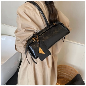 Détail du sac baguette vintage en cuir huilé noir avec mini porte-monnaie amovible assorti