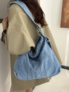 Retro gewassen denim shopper in lichtblauw met grote capaciteit en decoratieve stiksels