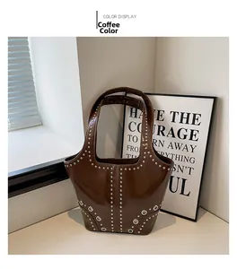 Détail du sac en cuir marron café avec des rivets argentés et des oeillets métalliques