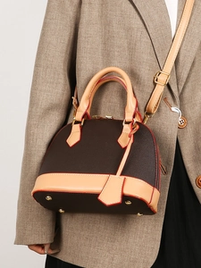 Sac à main marron en forme de coquillage avec bordure contrastée et détails dorés chics