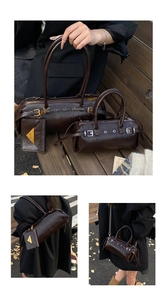 Ensemble de sacs Boston rétro marron avec texture vernie plissée et sangle amovible