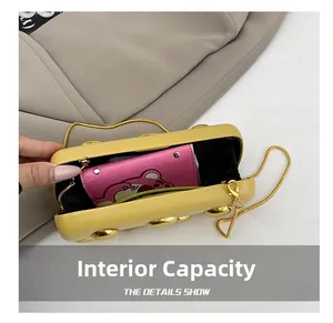 Dettaglio della pochette giallo senape che mostra la capienza interna e catena dorata