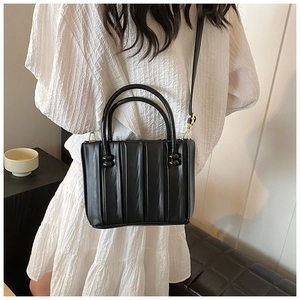 Détails du sac bandoulière plissé noir avec doubles poignées et ferrures dorées chic