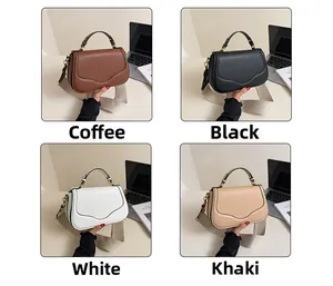 Détail du sac besace vintage montrant le rabat minimaliste et la large bandoulière en toile