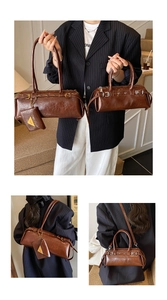 Détails du sac vintage en cuir marron avec œillets métalliques et mini pochette