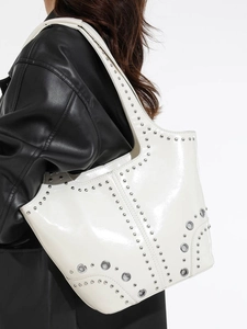Sac fourre-tout en cuir verni blanc brillant avec clous argentés et style punk chic