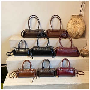 Collection de sacs baguette français en cuir brillant de différentes tailles et couleurs