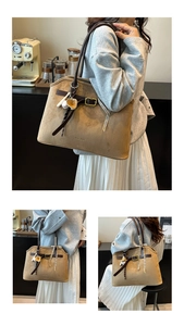 Détail d'un sac cabas en daim marron avec lanières rétro, ruban à carreaux et breloques