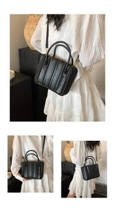 Vues détaillées d'un sac à main noir plissé avec textures verticales et finitions dorées