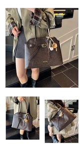 Vue détaillée du grand cabas en cuir marron foncé avec sangle vintage et boucle dorée