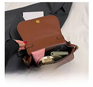 Vue intérieure montrant la grande capacité et le rangement du sac besace en cuir marron