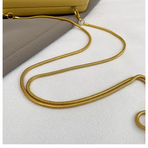 Dettaglio della catena a serpente dorata flessibile con chiusura a moschettone per borsa elegante