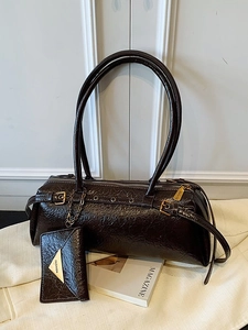Sac cylindrique marron foncé rétro en cuir ciré brillant avec détails d'œillets en métal