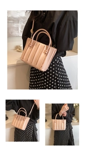 Vue détaillée du sac en cuir plissé rose montrant les styles bandoulière et porté main