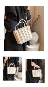 Détails de sac à main plissé en cuir crème avec des plis verticaux texturés