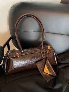 Sac cylindrique vintage en cuir marron foncé avec boucle rétro et mini pochette décor