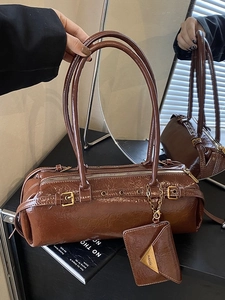 Sac baguette vintage en cuir marron foncé brillant de forme cylindrique avec poignée