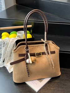 Sac fourre-tout vintage en daim marron kaki avec boucle rétro et breloques de sac