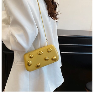 Dettaglio pochette rettangolare gialla con hardware dorato e tracolla a catena
