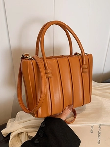 Sac seau plissé orange avec double poignée cylindrique et détails dorés chics