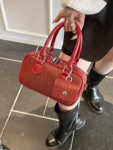 Sac à main rouge motif tressé avec mini pochette et doubles poignées de style urbain
