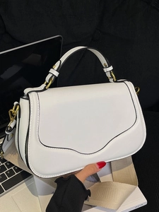 Sacoche selle en cuir blanc avec bordure noire et large bandoulière pour le quotidien