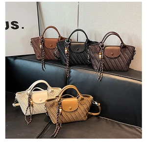 Detailansicht verschiedener Farben von gewebten Taschen mit Lederklappen und Quasten