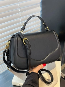 Sacoche selle noire classique pour femme avec garnitures dorées et poignée haute