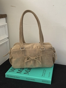 Sac bowling rétro en daim kaki avec poche à nœud et fines bretelles de transport